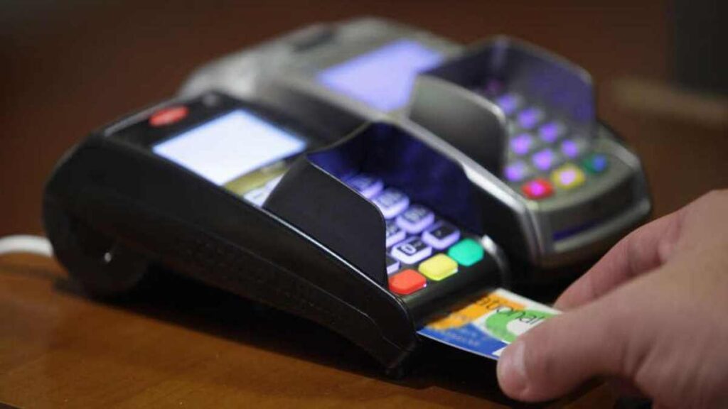 Υποσχέθηκαν φρένο στα πανωτόκια, αλλά νομοθετούν “παράθυρο” για υπερχρέωση στις πιστωτικές κάρτες