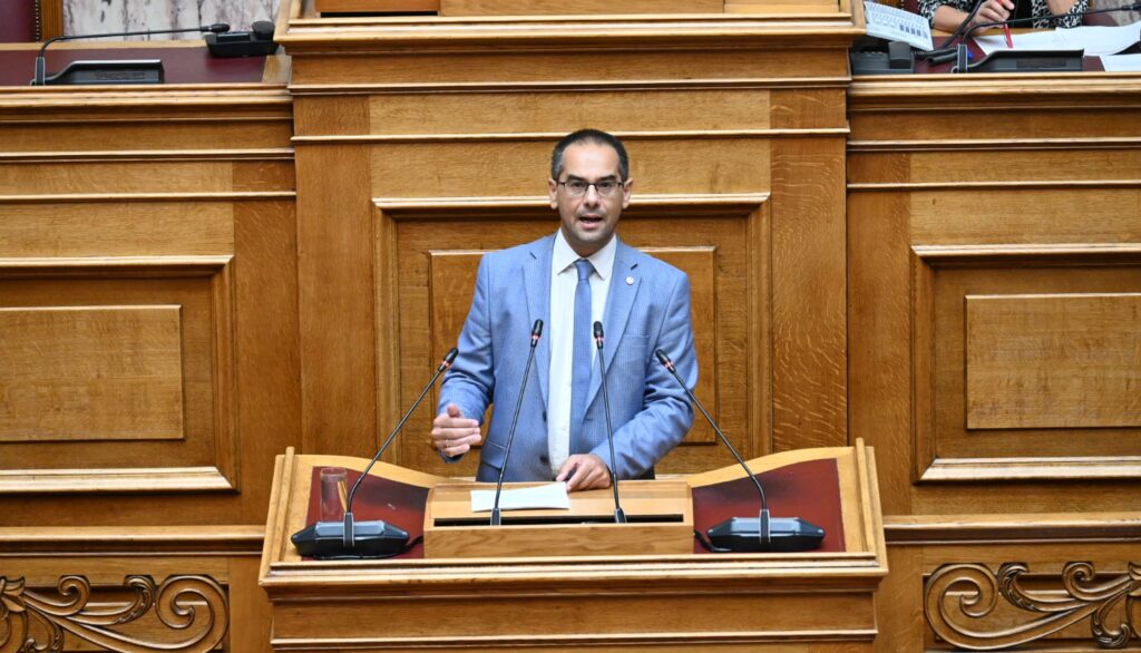 Ρούντας: «Θέλετε ένα Σύνταγμα κομμένο και ραμμένο στα μέτρα σας, για πρωθυπουργοκεντρικό κράτος, ελεγχόμενη Δικαιοσύνη και ψηφιακό φακέλωμα» Ο αντιπρόεδρος της ΝΙΚΗΣ και βουλευτής Λαρίσης Γεώργιος Ρούντας μιλά στην Ολομέλεια της Βουλής κατά τη συζήτηση για τη συνταγματική αναθεώρηση και καταγγέλλει την κυβέρνηση για πρωθυπουργοκεντρικό κράτος, έλεγχο της Δικαιοσύνης και ψηφιακό φακέλωμα