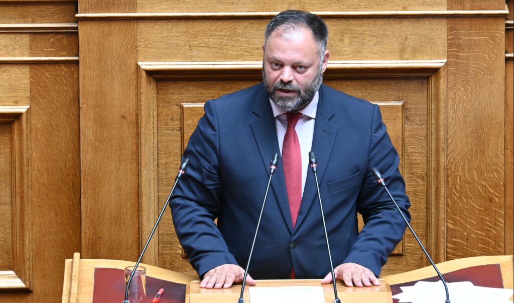Τσιρώνης προς ΝΔ: «Κάθε φορά που προστατεύετε το αφεντικό σας, πέφτετε ολο και πιο χαμηλά» Ο βουλευτής Αχαΐας της ΝΙΚΗΣ, Σπύρος Τσιρώνης, στο βήμα της Ολομέλειας της Βουλής κατά την ομιλία του για το νομοσχέδιο της Τεχνητής Νοημοσύνης στο Δημόσιο