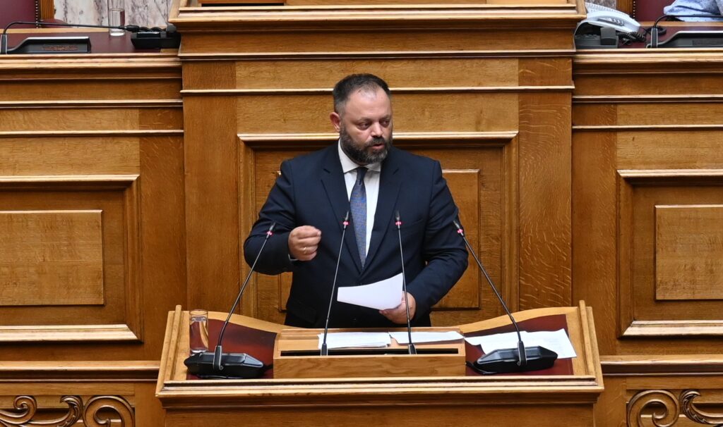 Τσιρώνης κατά Βελόπουλου: «Ή δεν γνωρίζει τι είπε ή λέει συνειδητά ψέματα» Ο βουλευτής Αχαΐας της ΝΙΚΗΣ, Σπύρος Τσιρώνης, μιλά από το βήμα της Ολομέλειας της Βουλής και απαντά στις κατηγορίες του Κυριάκου Βελόπουλου κατά της ΝΙΚΗΣ και του Δημήτρη Νατσιού