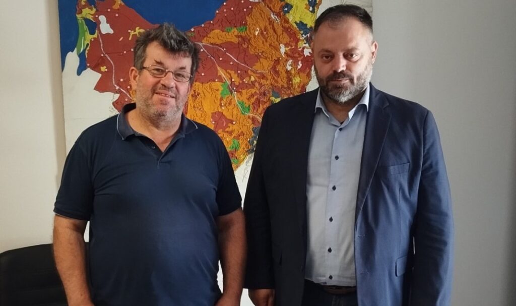 Ο Βουλευτής Αχαΐας της ΝΙΚΗΣ, Σπυρίδων Τσιρώνης, σε συνάντηση με τον Δασάρχη Πατρών, Σταύρο Βαρβατσούλη, για την εγκατάσταση ανεμογεννήτριας στην Άνω Ζήρια