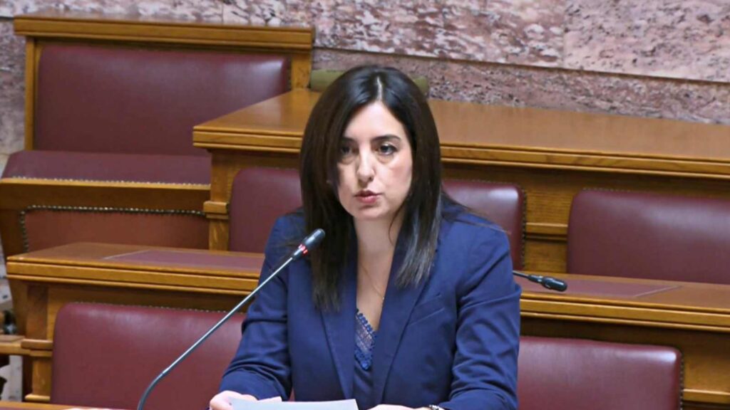 Η βουλευτής Β1 Βόρειου Τομέα Αθηνών της ΝΙΚΗΣ Ασπασία Κουρουπάκη κατά την τοποθέτησή της στη Διαρκή Επιτροπή Κοινωνικών Υποθέσεων για το νομοσχέδιο επαγγελματικής ασφάλισης και συμπληρωματικής συνταξιοδοτικής αποταμίευσης