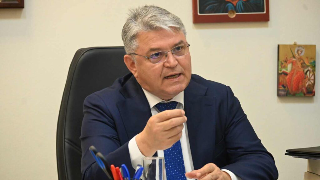 Ο Πρόεδρος της ΝΙΚΗΣ Δημήτρης Νατσιός κατά τη συνέντευξή του στον ραδιοφωνικό σταθμό Status 94.2 μετά την περιοδεία του στον Έβρο