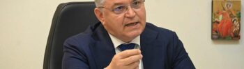 Ο Πρόεδρος της ΝΙΚΗΣ Δημήτρης Νατσιός κατά τη συνέντευξή του στον ραδιοφωνικό σταθμό Status 94.2 μετά την περιοδεία του στον Έβρο