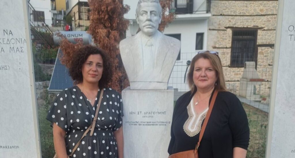 Η ΝΙΚΗ τίμησε τη μνήμη του Ίωνα Δραγούμη στο Βογατσικό Καστοριάς Η Θωμαή Στεφανοπούλου και η Αλεξία Τάντση της ΝΙΚΗΣ καταθέτουν στεφάνι στο μνημείο του Ίωνα Δραγούμη στο Βογατσικό Καστοριάς