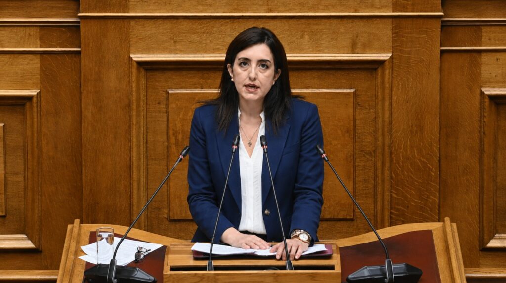 «Οι ωραίες διατυπώσεις δεν πληρώνουν συντάξεις» – Η Κουρουπάκη στρίμωξε την Κεραμέως για τον δεύτερο πυλώνα του ασφαλιστικού