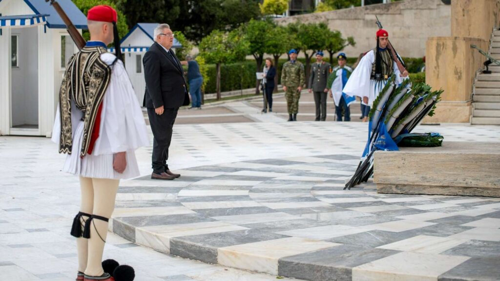 Η ΝΙΚΗ τίμησε τη μνήμη των Εθνικών Ευεργετών, με τον βουλευτή Τάσο Οικονομόπουλο να καταθέτει στεφάνι στο Μνημείο του Αγνώστου Στρατιώτη
