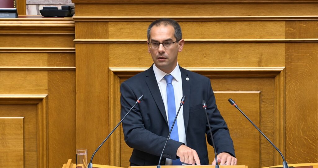 Ο βουλευτής Λαρίσης της ΝΙΚΗΣ Γεώργιος Ρούντας στο βήμα της Βουλής κατά τη συζήτηση του νομοσχεδίου του Υπουργείου Εσωτερικών για τη δημόσια διοίκηση, την επιλογή προϊσταμένων και τη βαθμολογική εξέλιξη των δημοσίων υπαλλήλων