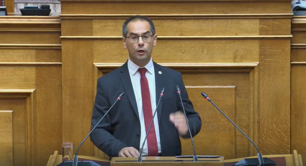 Ρούντας: «Θέλουμε Σύνταγμα πάνω από κόμματα, Δημοκρατία και όχι εκλόγιμη μοναρχία» Γεώργιος Ρούντας στη Βουλή κατά τη συζήτηση για τη συνταγματική αναθεώρηση, με αιχμές για πρωθυπουργοκεντρικό κράτος, Δικαιοσύνη και θεσμούς
