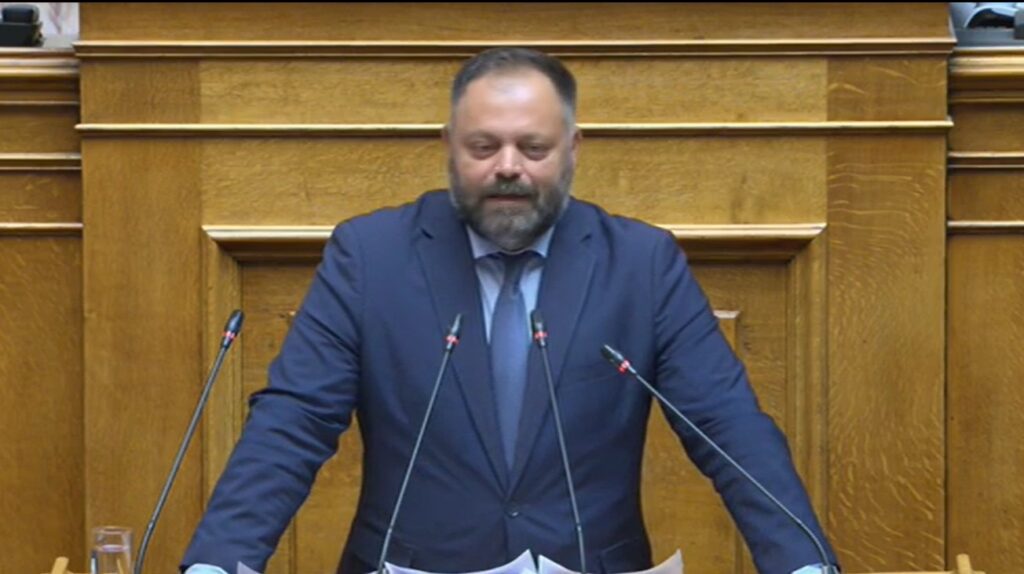 Τσιρώνης: «Με το ΙΕΠ και το ΕΛΙΑΜΕΠ, ο πατριωτισμός σας είναι άλλης πατρίδας» Ο βουλευτής Αχαΐας της ΝΙΚΗΣ Σπύρος Τσιρώνης στο βήμα της Ολομέλειας κατά τη συζήτηση για τη Συνταγματική Αναθεώρηση