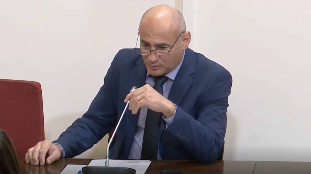 Δελβερούδης: Επικίνδυνοι δρόμοι χωρίς έλεγχο ευθύνης – «Πίσω από κάθε επικίνδυνο σημείο βρίσκεται η ζωή των ανθρώπων» Ο βουλευτής Πιερίας της ΝΙΚΗΣ Κομνηνός Δελβερούδης μιλά στην Ειδική Μόνιμη Επιτροπή Οδικής Ασφάλειας της Βουλής για τα επικίνδυνα σημεία του οδικού δικτύου