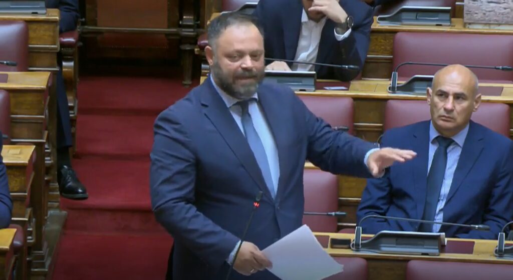 Ο Σπύρος Τσιρώνης εξαπέλυσε σφοδρή επίθεση στη Βουλή για την άρση ασυλίας Αυγενάκη, καταγγέλλοντας «τρικ» και διαφορετική μεταχείριση