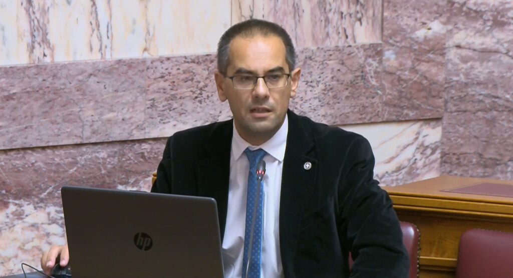 Ρούντας: «Μισό εκατομμύριο ευρώ η ψηφιακή συνεργασία Ελλάδας–Κύπρου» – Θολό το πλαίσιο λογοδοσίας στον ψηφιακό μετασχηματισμό Ο Βουλευτής Λαρίσης της ΝΙΚΗΣ Γεώργιος Ρούντας κατά την παρέμβασή του στην Επιτροπή Δημόσιας Διοίκησης, Δημόσιας Τάξης και Δικαιοσύνης για τον ψηφιακό μετασχηματισμό