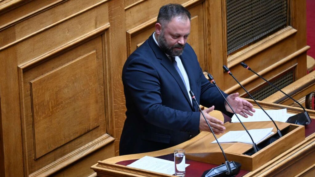 Τσιρώνης: «Φορολογική κόλαση για τους Έλληνες, προνόμια για τα ξένα κεφάλαια» Ο βουλευτής Αχαΐας της ΝΙΚΗΣ Σπύρος Τσιρώνης κατά την παρέμβασή του στη Διαρκή Επιτροπή Παραγωγής και Εμπορίου για το νομοσχέδιο των Άμεσων Ξένων Επενδύσεων