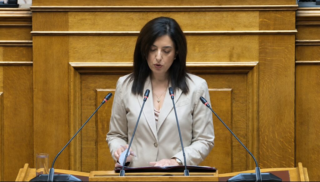 Η Ασπασία Κουρουπάκη στο βήμα της Βουλής κατά την ομιλία της για το κρατικό πιστοληπτικό σκορ, την ακρίβεια και τη μητρότητα