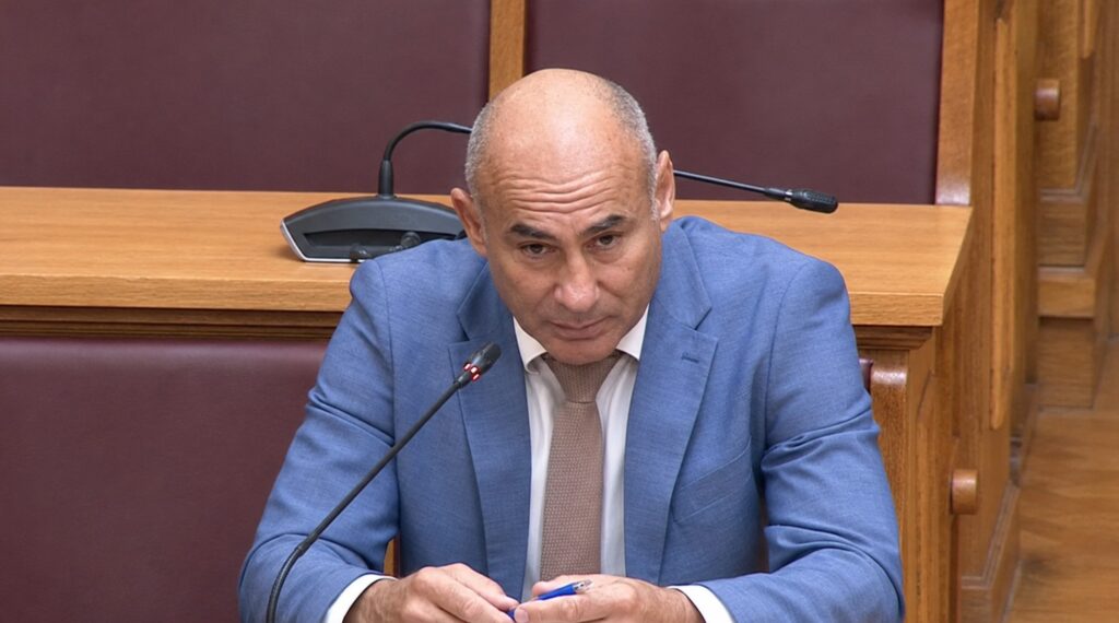 Δελβερούδης: «Πράσινη μετάβαση στα χαρτιά, ενεργειακή φτώχεια στην κοινωνία» Ο βουλευτής Πιερίας της ΝΙΚΗΣ Κομνηνός Δελβερούδης μιλά στην Ειδική Μόνιμη Επιτροπή Προστασίας Περιβάλλοντος της Βουλής για την Ετήσια Έκθεση Κατάστασης Περιβάλλοντος, την ενεργειακή φτώχεια, τις περιοχές Natura και την πράσινη μετάβαση