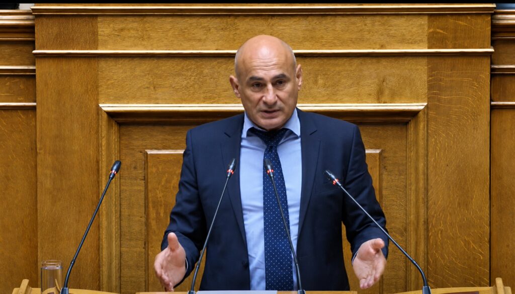 Δελβερούδης: «Σταματήστε να παριστάνετε τους γαλαντόμους με τα χρήματα του ελληνικού λαού» Ο βουλευτής Πιερίας της ΝΙΚΗΣ Κομνηνός Δελβερούδης στο βήμα της Βουλής κατά τη συζήτηση του νομοσχεδίου για τη στεγαστική αρωγή και την αντιμετώπιση φυσικών καταστροφών
