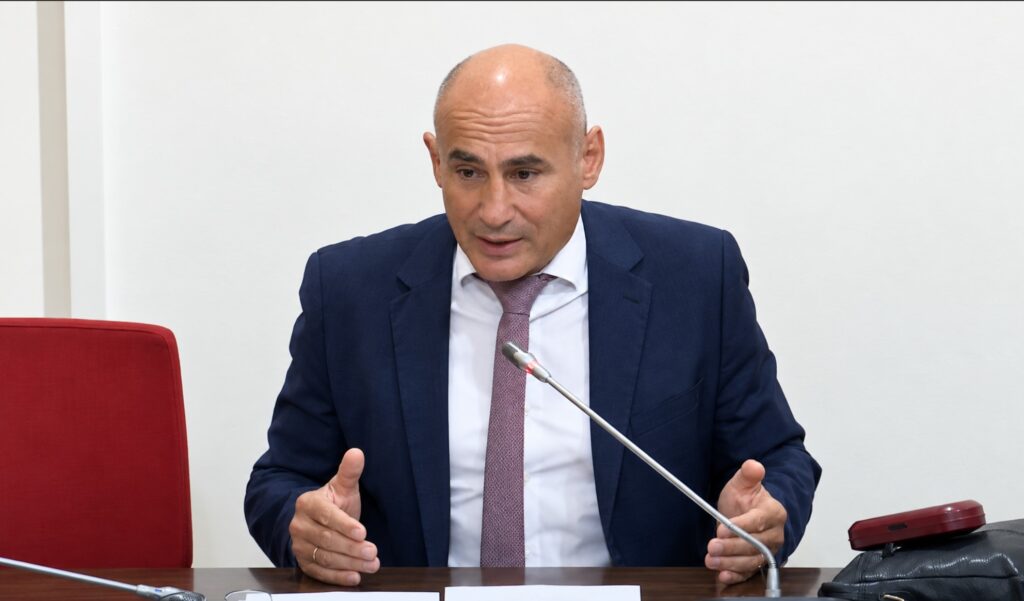 Δελβερούδης: «Στήνετε παγίδες στους οδηγούς αλλά οι δρόμοι παραμένουν επικίνδυνοι» Ο βουλευτής της ΝΙΚΗΣ Κομνηνός Δελβερούδης στην Επιτροπή Οδικής Ασφάλειας για επικίνδυνους δρόμους, συντήρηση, όρια ταχύτητας, διόδια και λογοδοσία