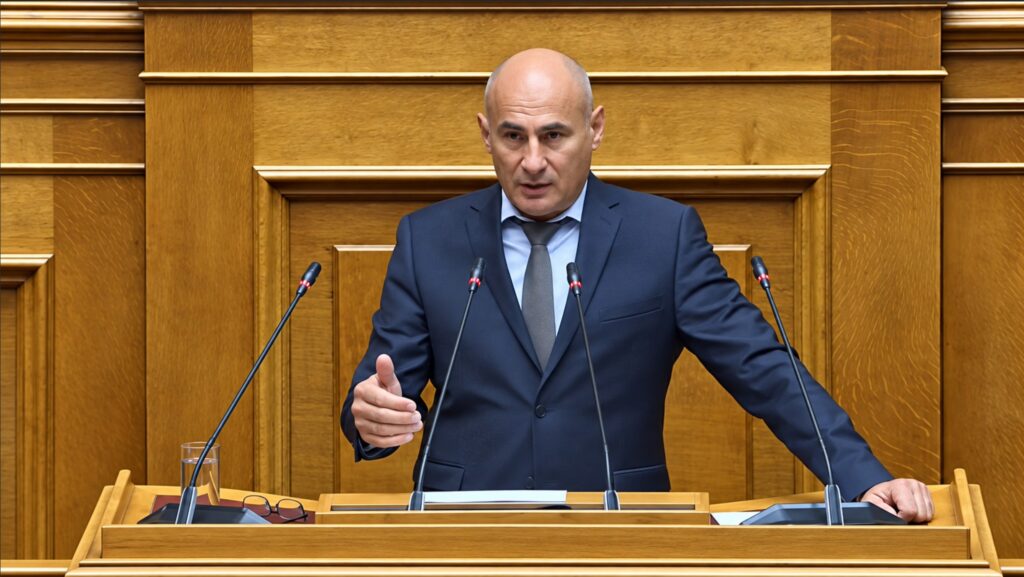 Ο Κομνηνός Δελβερούδης ζητά την απόσυρση των άρθρων 71 και 74, καταγγέλλει «παράθυρα αυθαιρεσίας» και ασκεί σκληρή κριτική για αλιείς και τηλεθέρμανση Κοζάνης