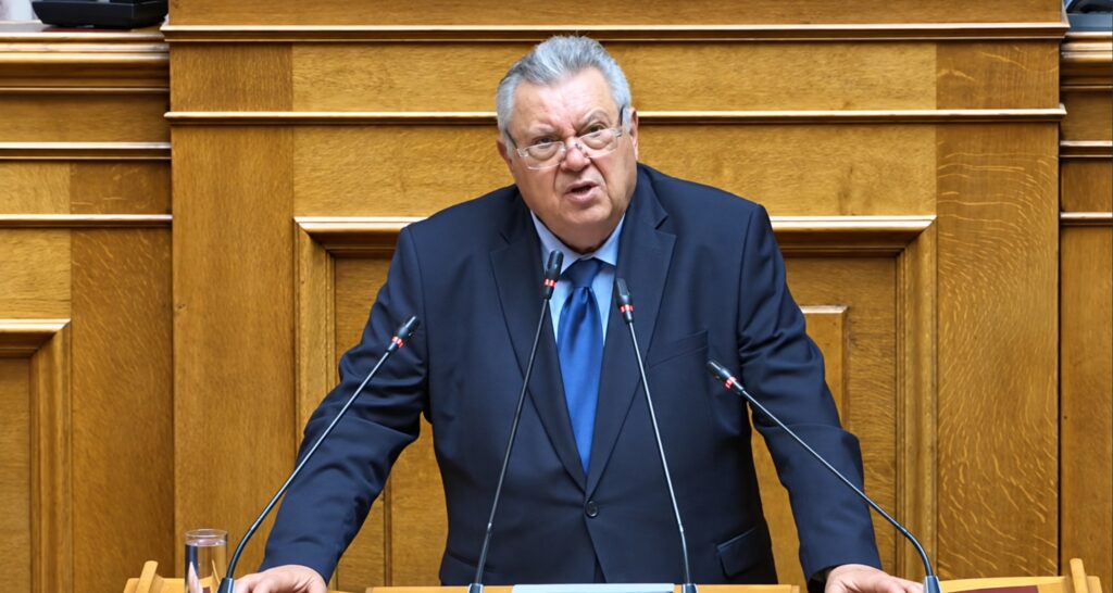 Ο Τάσος Οικονομόπουλος στο βήμα της Βουλής κατά τη συζήτηση του Μνημονίου Ελλάδας–Σερβίας για το AMSCC