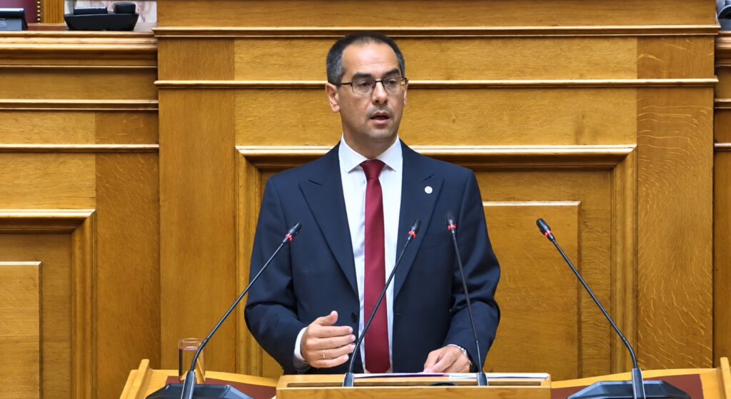 Ο βουλευτής Λαρίσης της ΝΙΚΗΣ Γιώργος Ρούντας κατά την ομιλία του στη Βουλή για την ψηφιακή συνεργασία Ελλάδας και Κύπρου