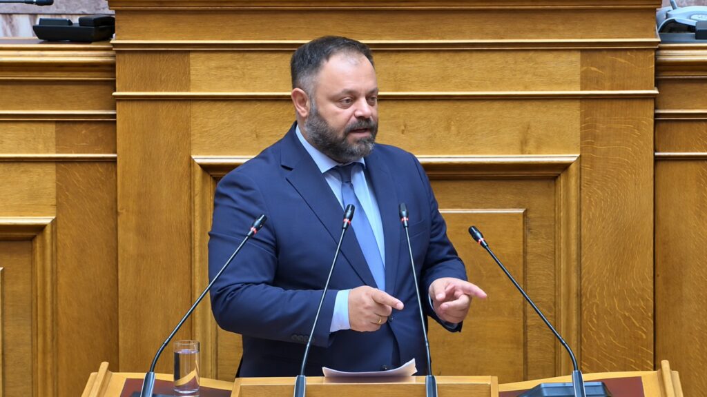 Ο βουλευτής Αχαΐας της ΝΙΚΗΣ Σπύρος Τσιρώνης στο βήμα της Ολομέλειας της Βουλής κατά τη συζήτηση για την άρση ασυλίας της Ζωής Κωνσταντοπούλου