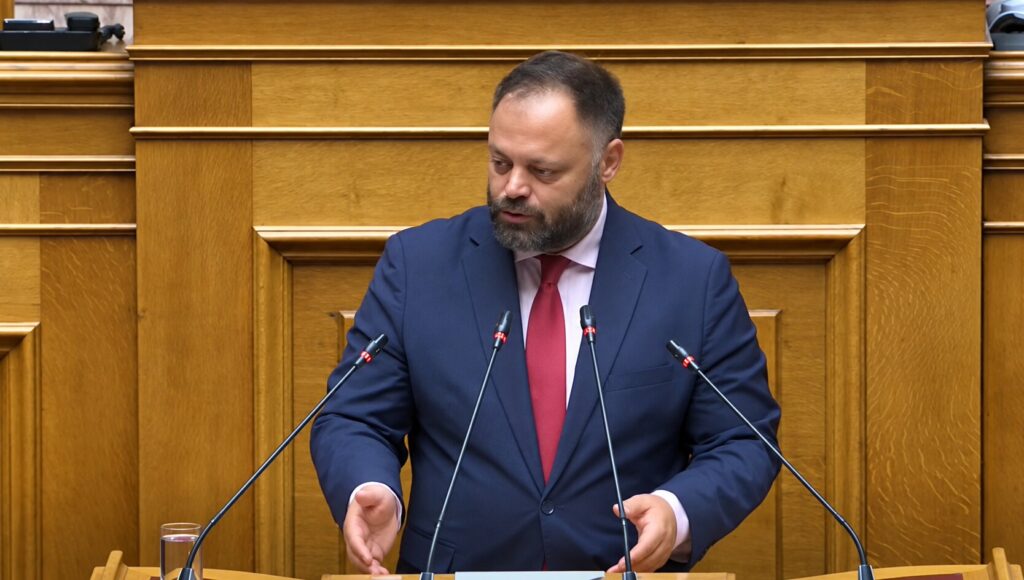 Ο βουλευτής Αχαΐας της ΝΙΚΗΣ Σπύρος Τσιρώνης στο βήμα της Ολομέλειας κατά τη συζήτηση του νομοσχεδίου για την αλιεία