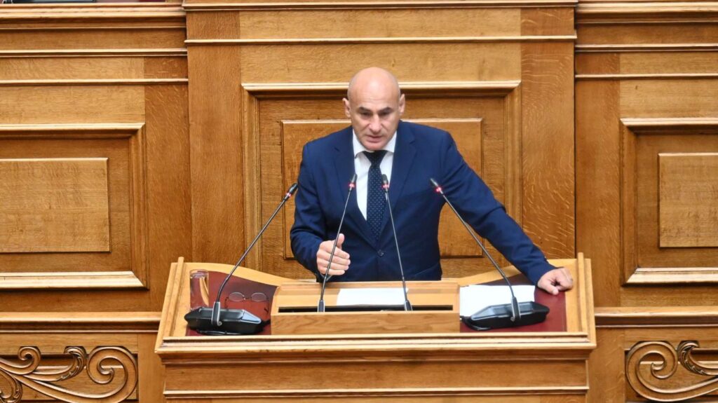 Δελβερούδης: «Δεν θέλουμε άλλες εξαγγελίες – θέλουμε πολιτική που να σώζει ζωές» Ο βουλευτής Πιερίας της ΝΙΚΗΣ Κομνηνός Δελβερούδης κατά την τοποθέτησή του στη Διαρκή Επιτροπή Παραγωγής και Εμπορίου της Βουλής