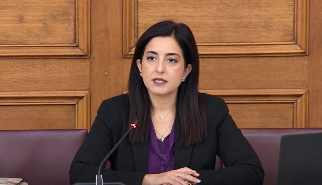 Η Ασπασία Κουρουπάκη στην Επιτροπή της Βουλής κατά τη συζήτηση του νομοσχεδίου για την απαγόρευση χρήσης κοινωνικών δικτύων από ανηλίκους