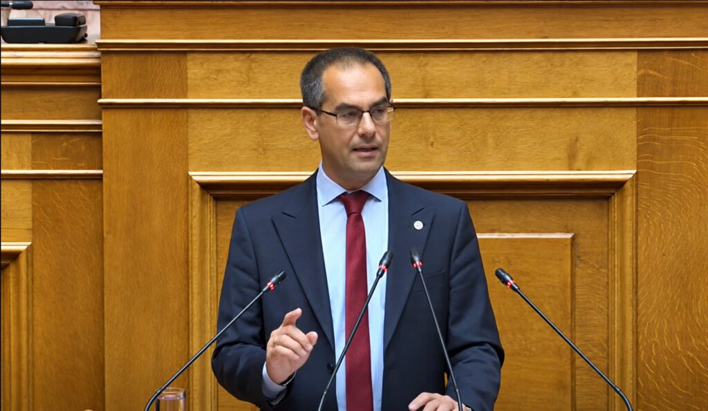 Ο βουλευτής Λαρίσης της ΝΙΚΗΣ Γεώργιος Ρούντας στην Ολομέλεια της Βουλής κατά τη συζήτηση συμφωνιών για την προστασία διαβαθμισμένων πληροφοριών
