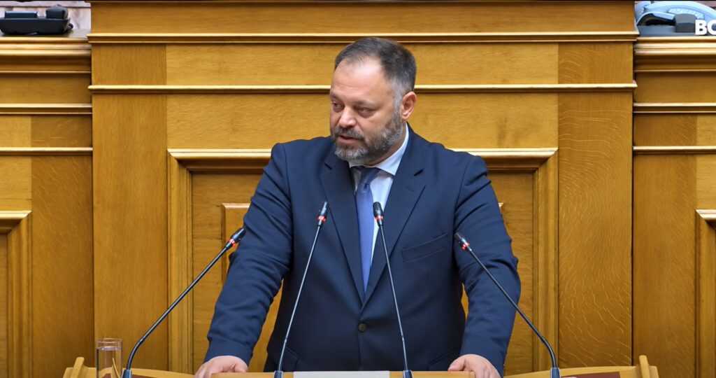 Ο βουλευτής Αχαΐας της ΝΙΚΗΣ Σπύρος Τσιρώνης κατά την παρέμβασή του στην Ολομέλεια της Βουλής για την ελληνική εξωτερική πολιτική και την Κάσο