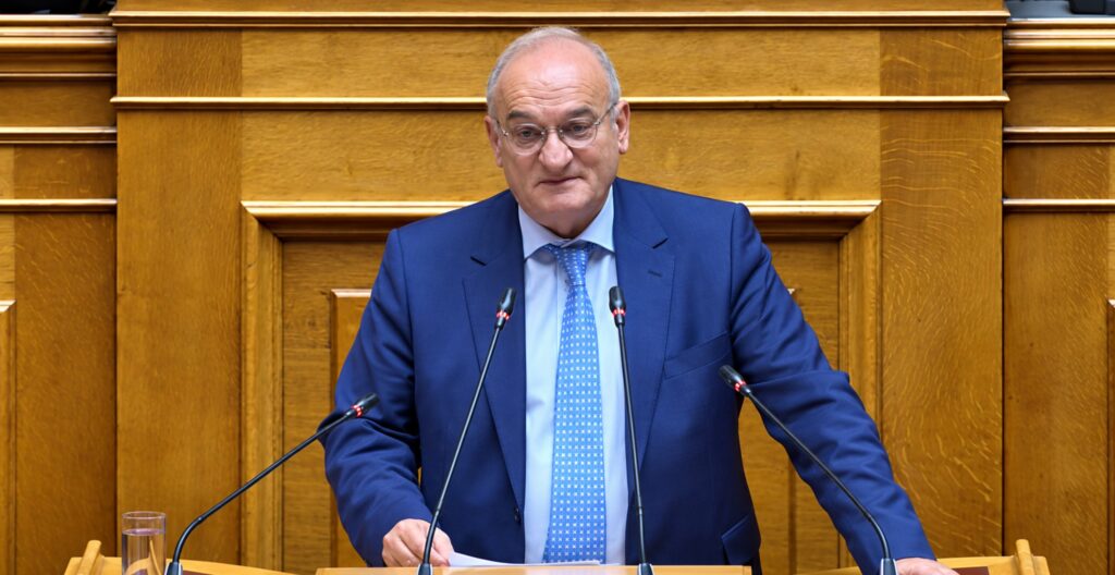 Ο βουλευτής Αχαΐας της ΝΙΚΗΣ Σπύρος Τσιρώνης στην Ολομέλεια της Βουλής κατά την παρέμβασή του για τα κόκκινα δάνεια, τα funds και την προστασία των δανειοληπτών