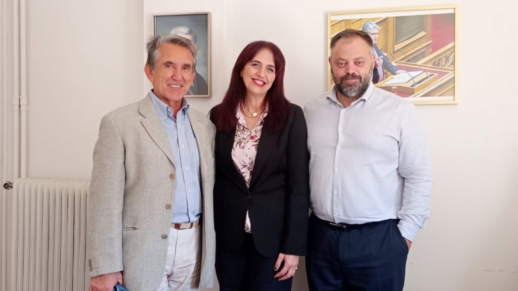 Συνάντηση Τσιρώνη με τον πρόεδρο του «ΜΙΤΟΣ» Θωμά Γκορίλα Συνάντηση του Σπυρίδωνα Τσιρώνη με τον πρόεδρο του «ΜΙΤΟΣ» Θωμά Γκορίλα για τις τελευταίες εξελίξεις σχετικά με το Κέντρο Ημέρας Ολικής Φροντίδας Ατόμων με Αυτισμό στην Πάτρα